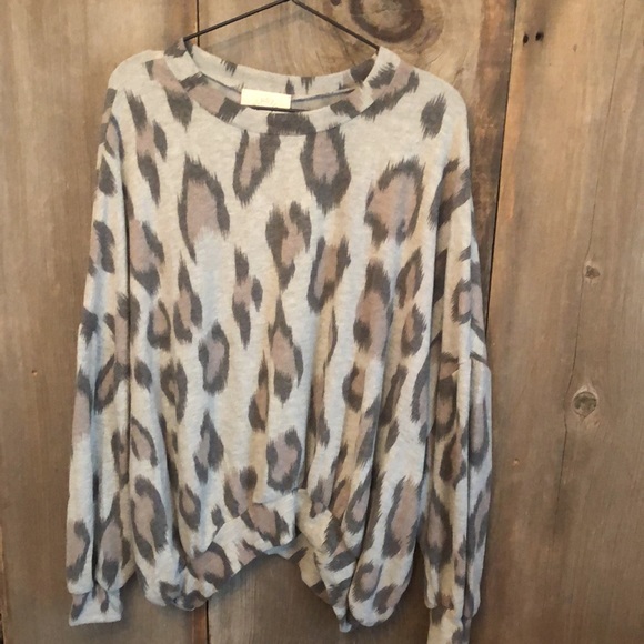 Fantastic Fawn Dolman Gray Leopard Print Soft Top Medium - Picture 10 of 10